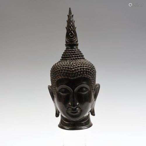 Tête de Bouddha en bronze de patine brune oxydée de vert. Th...