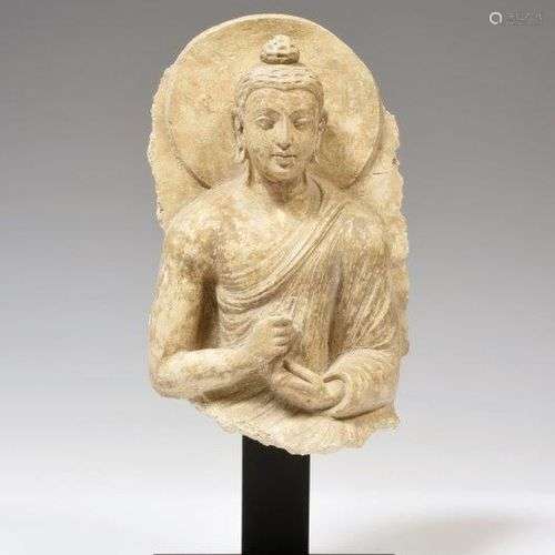 Statuette en stuc, représentant un Bouddha avec auréole. Ind...