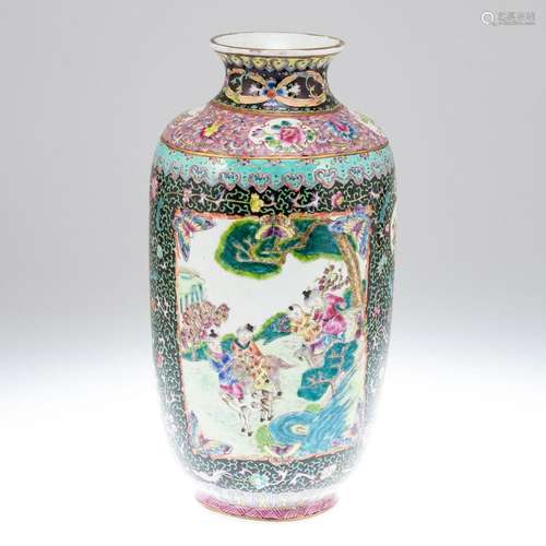 Famille Rose-Vase, China, wohl um 1900.