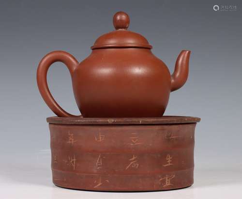 China, Yixing aardewerken theepot en stoof, Qing-dynastie of...