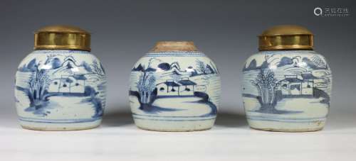 China, drie blauw-wit porseleinen gemberpotten, ca. 1800,