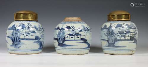 China, drie blauw-wit porseleinen gemberpotten, ca. 1800,