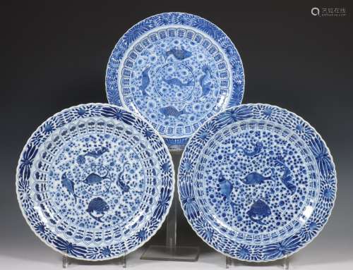 China, drie blauw-wit porseleinen borden, 19e eeuw,