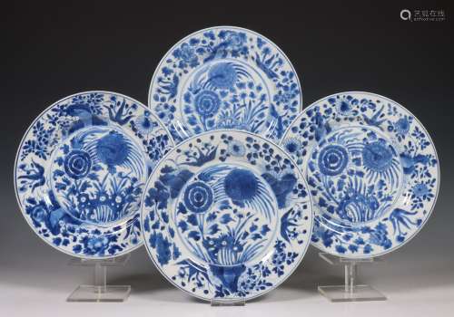 China, serie van drie blauw-wit porseleinen schoteltjes en s...