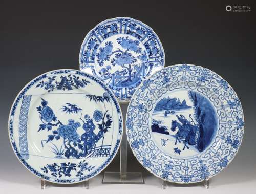 China, twee blauw-wit porseleinen borden, Kangxi en bord, Qi...