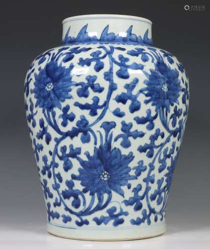 China, blauw-wit porseleinen 'lotus' pot, 17e eeuw,