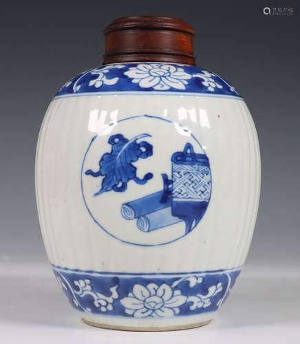 China, blauw-wit porseleinen gemberpotje, Kangxi,