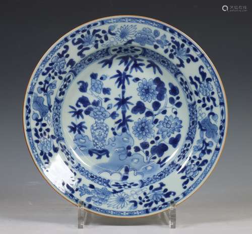 China, collectie blauw-wit porseleinen borden, 18e-20e eeuw,