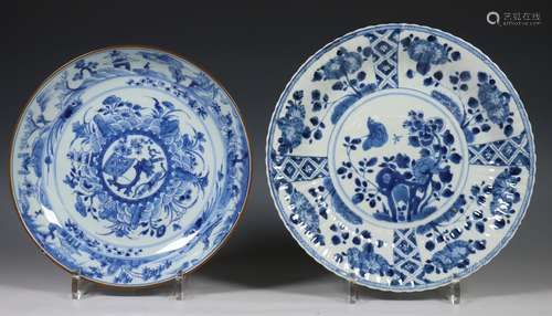 China twee blauw-wit porseleinen borden, 18e eeuw en later,