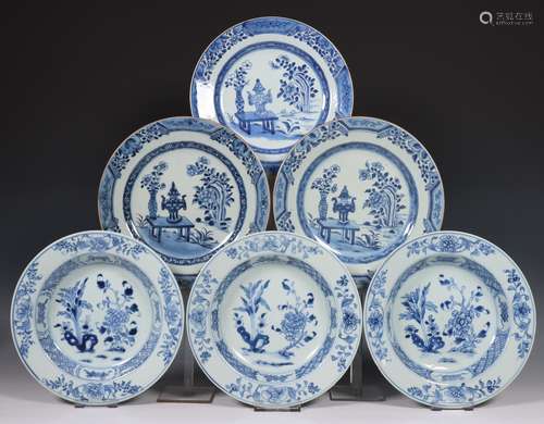 China, drie sets blauw-wit porseleinen borden, 18e eeuw,