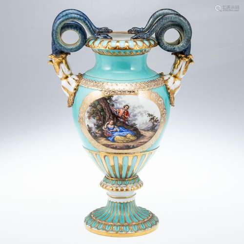 Schlangenhenkelvase Galantes Paar in Landschaft . Meissen 18...