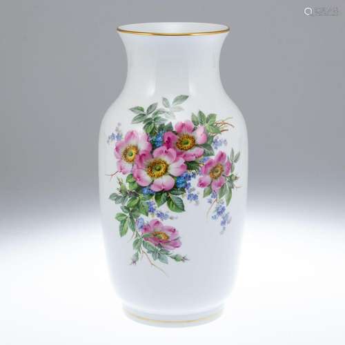 Vase Heckenrose und Vergißmeinnicht. Meissen 1972-1980.