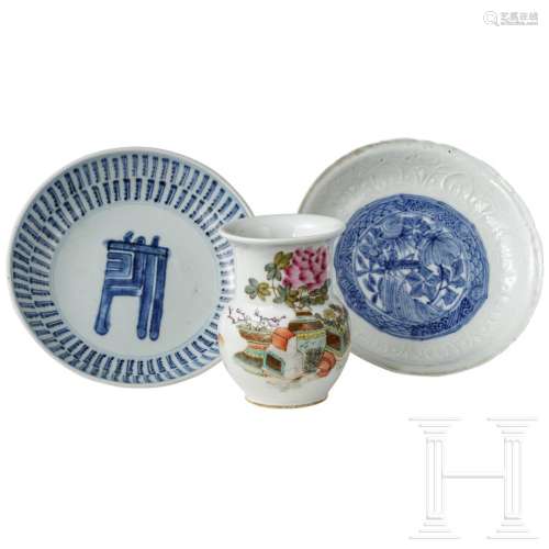 Two blue and white dishes and a famille rose vase, 19th