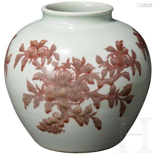 A copper-red underglaze decorated jar, Qing Dynasty,