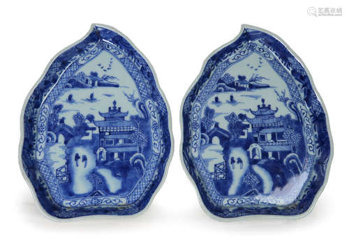 PAIR OF CHINESE EXPORT BLUE AND WHITE LEAF DISHES