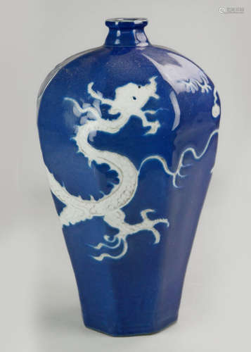 A BLUE AND WHITE RESERVE DECORATED VASE MEIPING