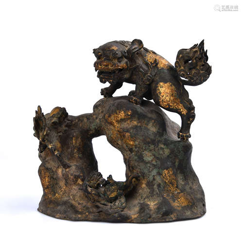 BRONZE FIGURE OF A FOO LION AND YOUNG