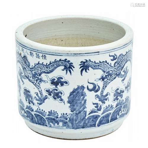 BLUE AND WHITE GLAZED DRAGON MOTIF PORCELAIN POT