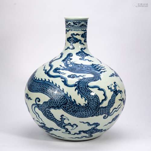 A BLUE AND WHITE DRAGON GLOBULAR VASE