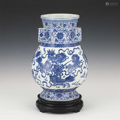 A BLUE AND WHITE FO DOGS ARROW VASE