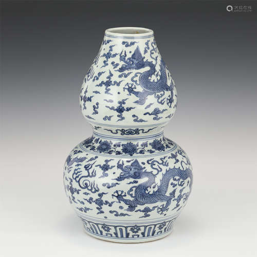 A BLUE AND WHITE DOUBLE GOURDS VASE