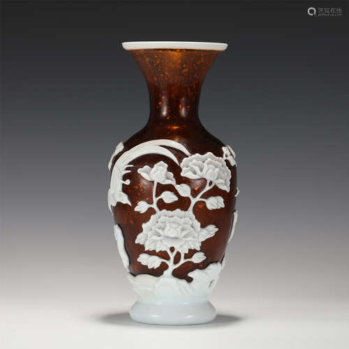 A RED OVERLAY WHITE PEKING GLASS VASE