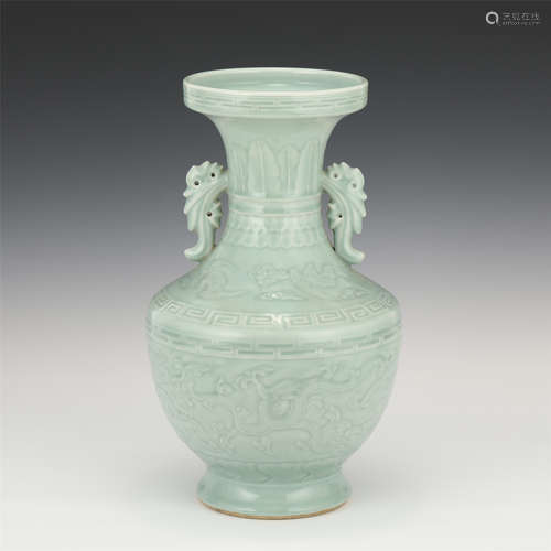 AN ARCHAIC FORM CELADON GALZED VASE