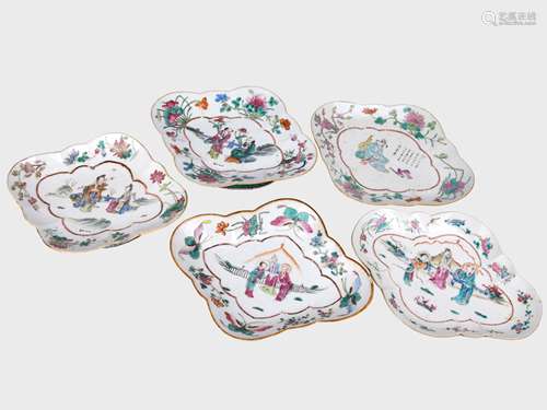 A SET OF FIVE FAMILLE ROSE PLATES