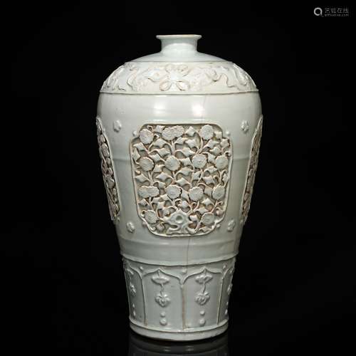 A MONOCHROME PORCELAIN VASE MEIPING