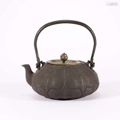 A Lotus-patal Pattern Iron Pot