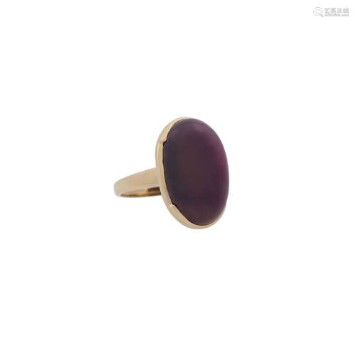 Ring mit ovalem Rubincabochon,