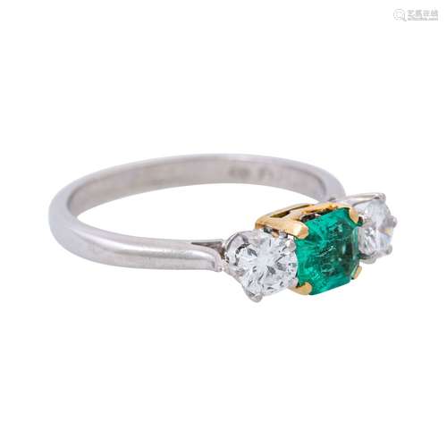 Ring mit Smaragd und 2 Diamanten von zus. ca. 0,5 ct,