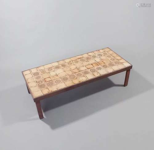 Roger CAPRON (1922-2006). Table basse. Le plateau constitué ...