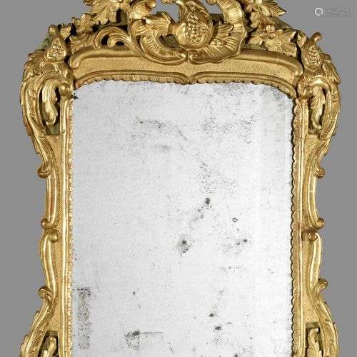 Miroir en bois sculpté, doré et polychromé de forme mouvemen...