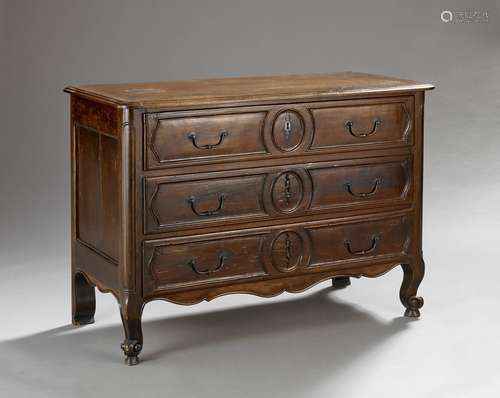 Commode en noyer mouluré et sculpté. Ouvre à trois tiroirs s...