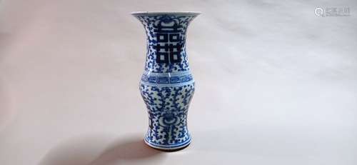 CHINE. Vase à col évasé en porcelaine bleue et blanche à déc...