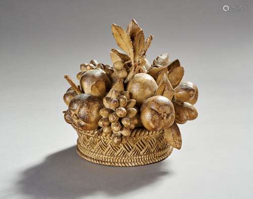 Corbeille à fruits en bois sculpté et laqué. Fruits au natur...