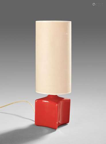 Denise GATARD (1921-1992). Lampe à poser en céramique rouge ...