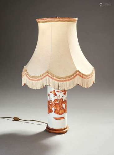 CHINE Vase rouleau monté en lampe en porcelaine polychrome. ...