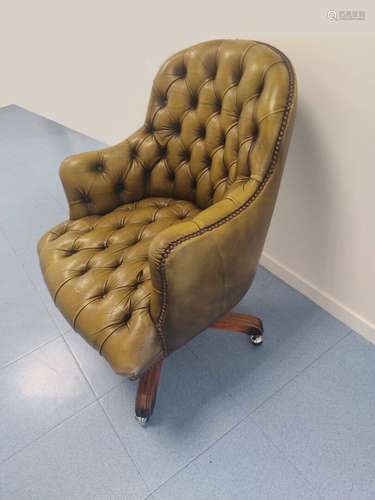 Fauteuil de bureau style Chesterfield. Garniture capitonnée ...