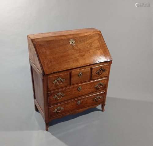 Commode scribane en noyer et bois naturel. Elle ouvre dans l...