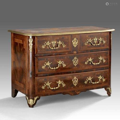 Commode en placage de palissandre marqueté en feuilles dans ...