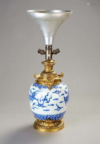 CHINE. Vase monté en lampe en porcelaine bleue et blanche à ...