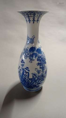 CHINE ou JAPON. Vase à large col en porcelaine bleue et blan...