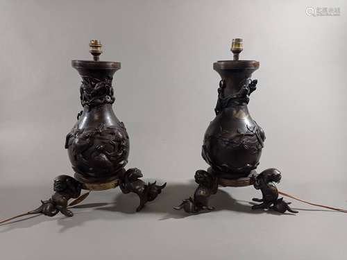 CHINE ou JAPON. Paire de vases en bronze patiné montés en la...