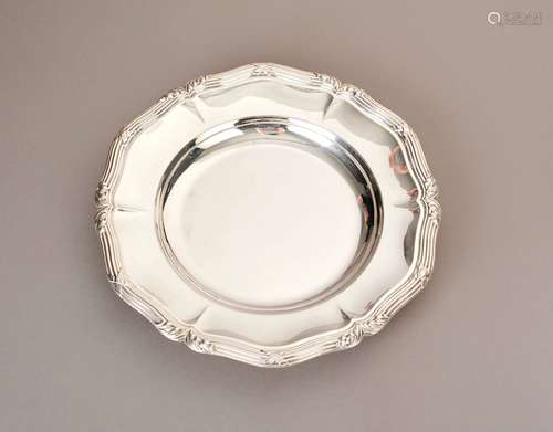 Plat rond en argent de modèle filets forts , rubans croisés ...