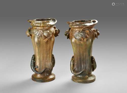 Friedrich GOLDSCHEIDER (1845-1897). Paire de vases en terre ...