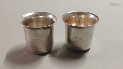 Deux timbales pouvant former paire en argent. Bordure soulig...