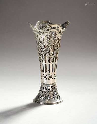 ALLEMAGNE, HANAU XIXème siècle Vase corbeille en argent à dé...