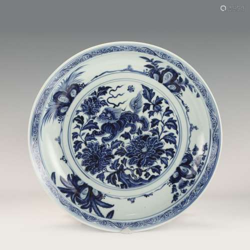 MING BLUE AND WHITE FLORAL BLOOMS PLATE